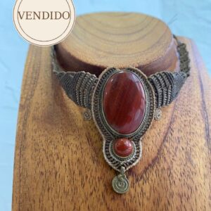 Gargantilla de micromacramé con jaspe rojo
