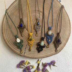Colgantes de macramé y minerales de alta calidad