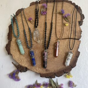 Colgantes de macramé con puntas de minerales