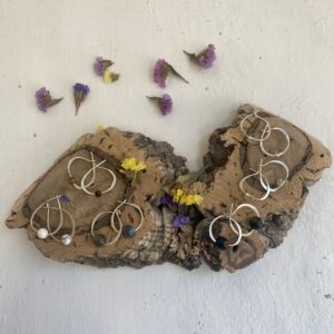 Pendientes de aro de plata y mineral