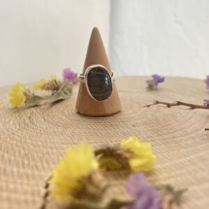 Anillo artesanal de plata 925 ecológica y ojo de tigre de hierro