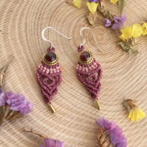 Pendientes de macramé y granate