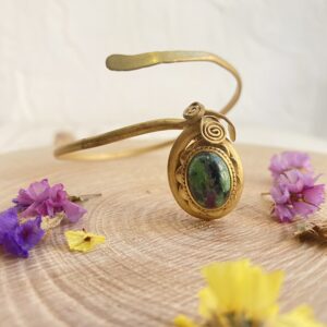 Brazalete con rubizoisita trabajado en latón