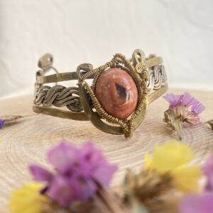 Brazalete con ópalo cantera, trabajado en latón y alpaca