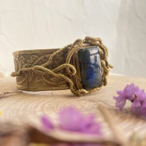 Brazalete con labradorita azul profundo trabajado en latón