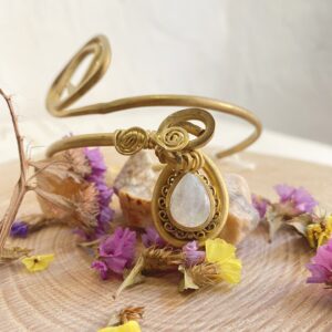 Brazalete con labradorita blanca con arcoíris trabajado en latón