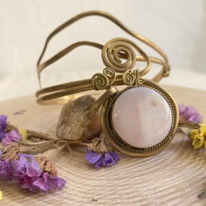 Brazalete con ópalo rosa trabajado en latón