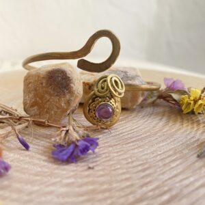 Brazalete con amatista trabajado en latón
