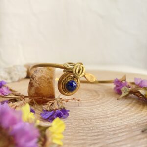 Brazalete con lapislázuri trabajado en latón