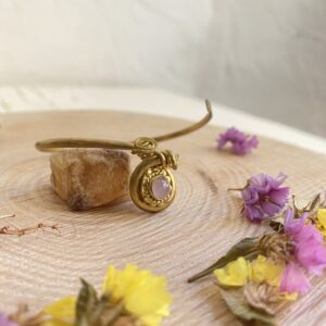 Brazalete con cuarzo rosa trabajado en latón