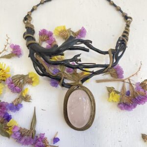 Collar con coral negro y cuarzo rosa