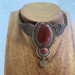 Gargantilla de micromacramé con jaspe rojo