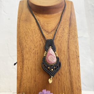 Colgante de macramé con rodocrosita