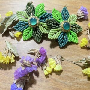 Pendientes de flor de macramé y ónix verde