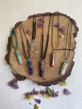 Colgantes de macramé con puntas de minerales