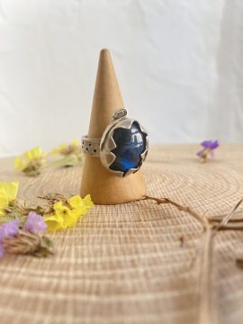 anillo de plata y labradorita